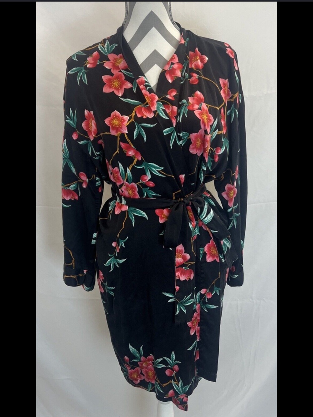 90’s Victoria’s Secret gold tag 100% silk robe with flower detail womens small